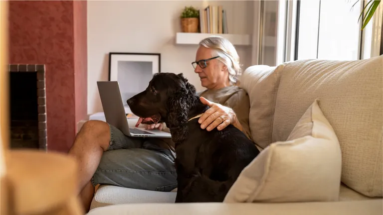 Tutora abraçando cão idoso com carinho — despedida programada